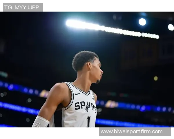 文班亚马半场表现起伏6分2板2帽5助攻却伴随4次失误